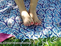 bella latina gioca con anelli sui suoi piedi & ndash; princessshanta