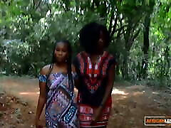 чувственная негритянка лесбиянка ест киску в африканском домашнем видео