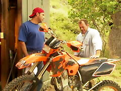 Hardcore Quad-Tour endet mit schmutzigem Fick