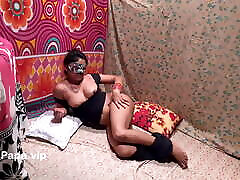 Desi Garam Bhabhi Apni Geli Choot Ko Finger Kartay Huay