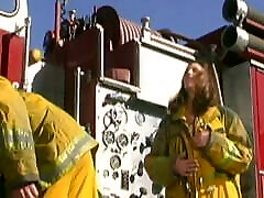 busty luksusowa vlbeo xx dostaje jej otwór wywiercony przez strażaka w pobliżu wozu strażackiego