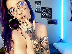 Sexy Colombian otaku girl shows herself online in her webcam show, watch her masturbate with her toy