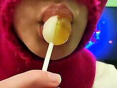CUTE GIRL SUCKING A SWEET LOLLIPOP! CHUPA CHUPS!