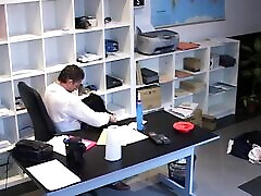 Il Direttore e la Donna delle pulizie ci danno dentro!