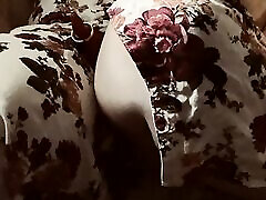 چاق سفید زن ضربات ابرها و قطعات دامن گل او را برای وسیله ارتعاش و نوسان