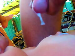 milf nimmt die kamera in die hand und filmt, wie sie gefickt wird und auf den bauch spritzt. abspritzen im freien cumpilation
