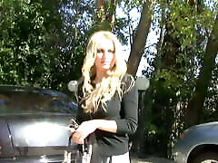 Blond sex bomb shows what she can