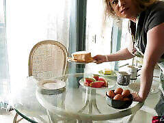 madrastra ayuda a hijastro a correrse en la mesa del desayuno