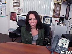 Amateur girl Sophia Torres gets her mouth fucked on the office table