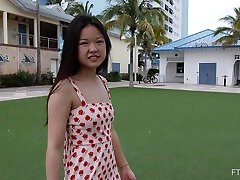 Japanese solo model Lulu loves flashing her pussy in outdoors