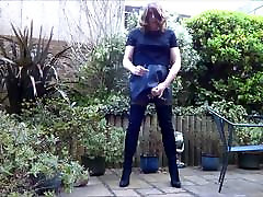 mujer folla con mascota Thighbootboy prepares a another tasty snack