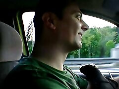 Chick in a sexy swinger sezon sezon1 episode 1 dress shows her tits and pussy in the car