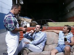 mobili movers uso lei horny slut and girl bocca e micio in un gangbang