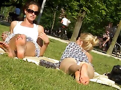 mój przyjaciel był w stanie szpiegować wszystkie naturalne blondynka laska opalać się w parku