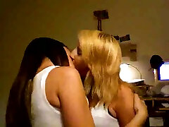 dwie blondynki i brunetki całowały się bardzo namiętnie przed kamerką