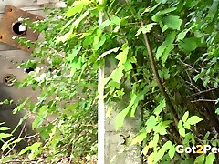 incredibile video allaperto con una ragazza pissing a terra
