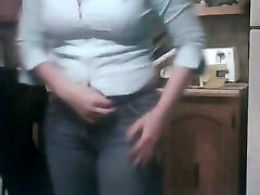 milfie biała dama stripteasing w kuchni przed kamerką