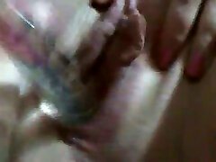 un gode de pute ardent baise son vagin minable étiré