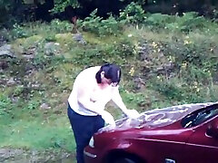 толстая сестра моего соседа моет свою машину, сверкая одной из своих сисек