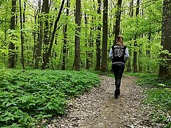 bombasse sportive aux gros seins sexy et son petit ami excité succombent à leur instinct primitif dans les genoux de la nature