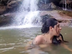 fare sesso in un canyon e cascata circondato dalla natura