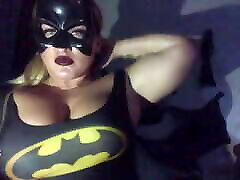 en una oscura noche de halloween, batgirl llega a la ciudad, ¿dónde estás joker?