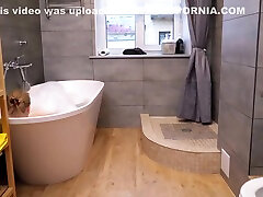 lekka wróżka w kąpieli z bąbelkami, wideo hd