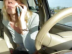 Blond Slut fucks herself in her Car in Public !!