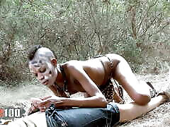 cazador de ébano africano flaco en su safari de sexo porno