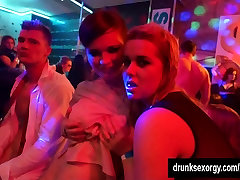 Chicas calientes bailando eróticamente en un club