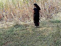 audery bitoby apne khet ka ganna apnehi mut chod kar jala dene Vali thi