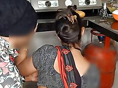 nylon baby sexy ke par unki kamvali sath kichen k niche chup kar chudai suri thi