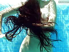 piscina nudisti azione da sexy latina babe andreina