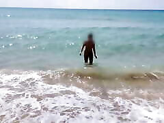 cammina nuda su una spiaggia pubblica mentre il suo patrigno registra un xvdeo sex thai lan