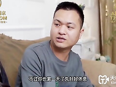 瘦瘦的荡妇大学的年轻女孩与小胸部和大屁股有一个铁杆性与她的大家伙继父