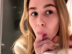 студентка играет с киской, пока дома происходит утечка onlyfans