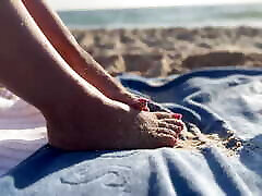 nue sur une plage nudiste et payant avec mes pieds - allfootsiefans