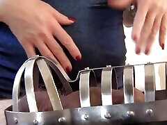la castità slave è munto con un cazzo schiaffi lavoro di mano