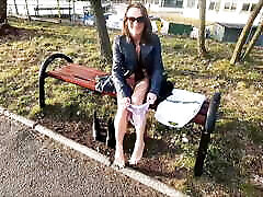 She pee through pants dimond ster flashing in a public park